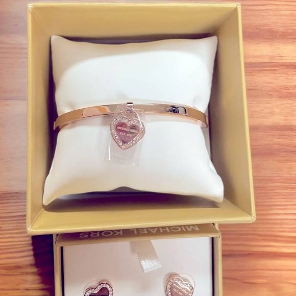 Michael Kors SET Rose Gold Heart Charm Bangle Bracelet + Earrings NIB - Picture 3 of 4